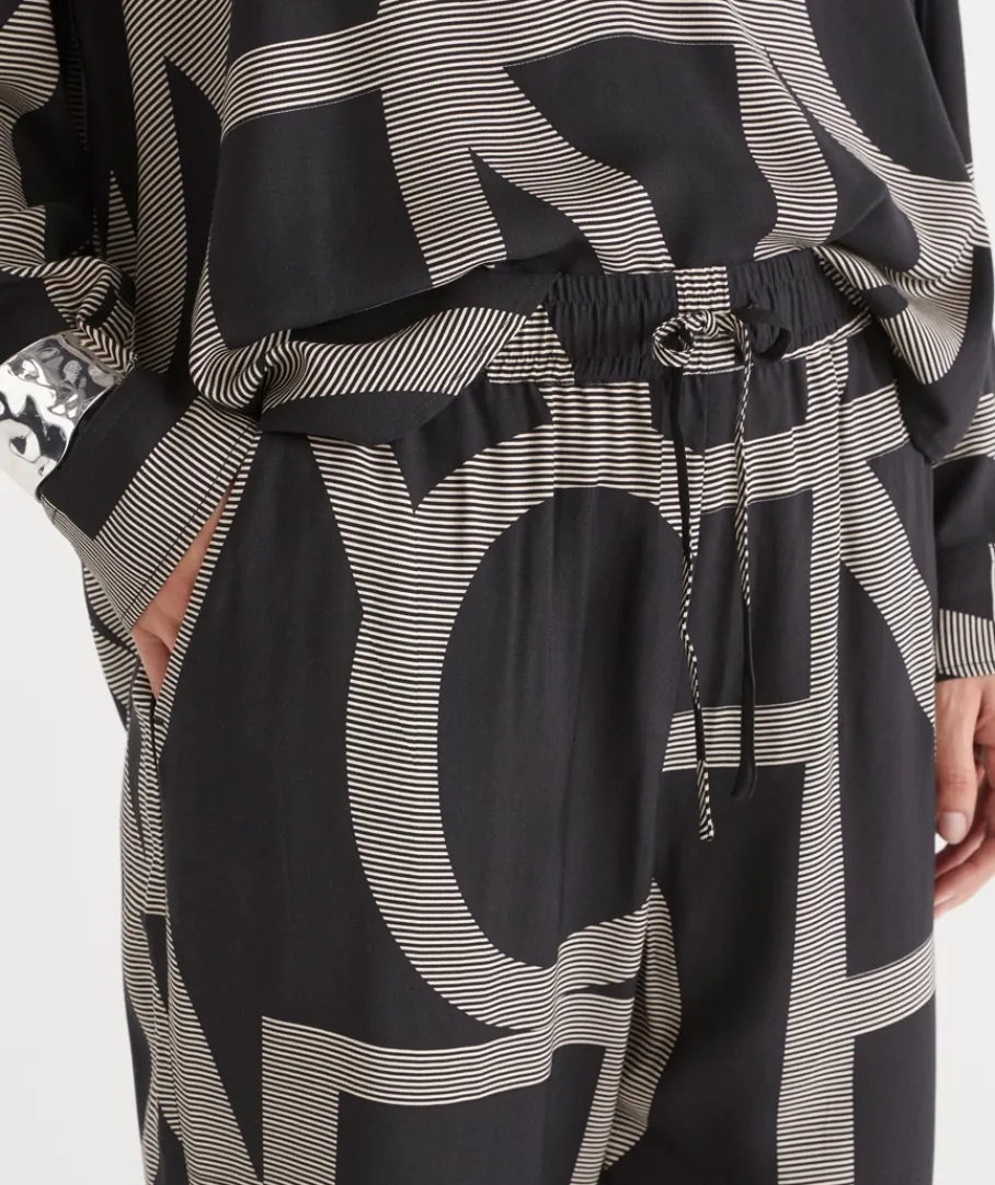 Sussan Pants>Geometric Print Tapered Pant